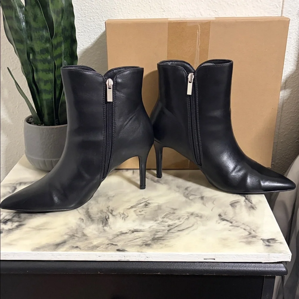 Women's Black Pointed-Toe Zip Ankle Booties - Picture 3 of 10